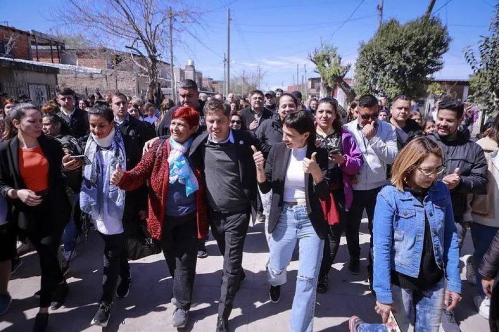Axel Kicillof y Mayra Mendoza , a coro en Quilmes: halagos, obras y torta de cumpleaos