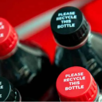 Transformar aire en tapas de botelllas: la nueva apuesta de Coca Cola