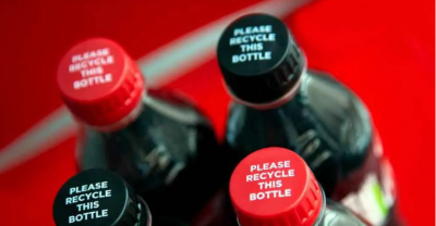 Transformar aire en tapas de botelllas: la nueva apuesta de Coca Cola