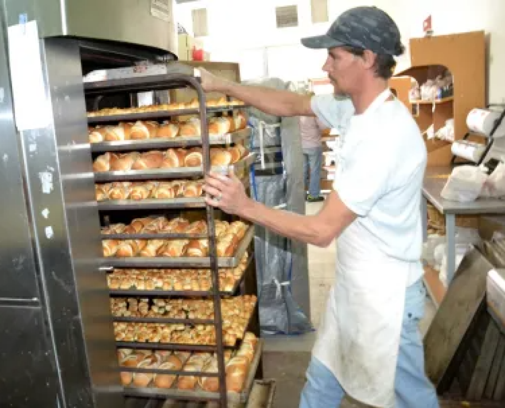 Reclamo de trabajadores panaderos por falta de pago de bono