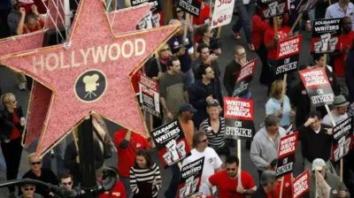 Guionistas de Hollywood: acuerdo salarial y regulaci�n en el uso de IA