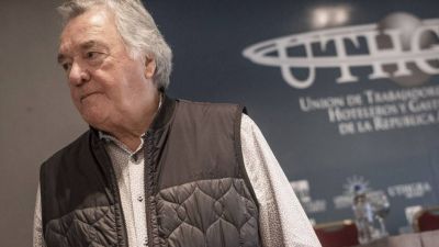 Barrionuevo dio asueto en su gremio porque teme un ataque de la CGT por su alianza con Milei