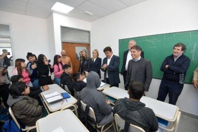 Kicillof llegó a las 201 escuelas nuevas y marcó diferencias con la oposición