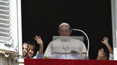 Francisco en el Ángelus: 'En la Iglesia se puede ser pecador, pero no un corrupto'