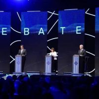 Lo que no se vio del debate presidencial: la discusión con los micrófonos apagados, una platea silenciosa y la foto que no fue
