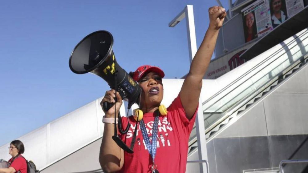 Trabajadores de los grandes hoteles y casinos en Las Vegas deciden si van a una huelga masiva