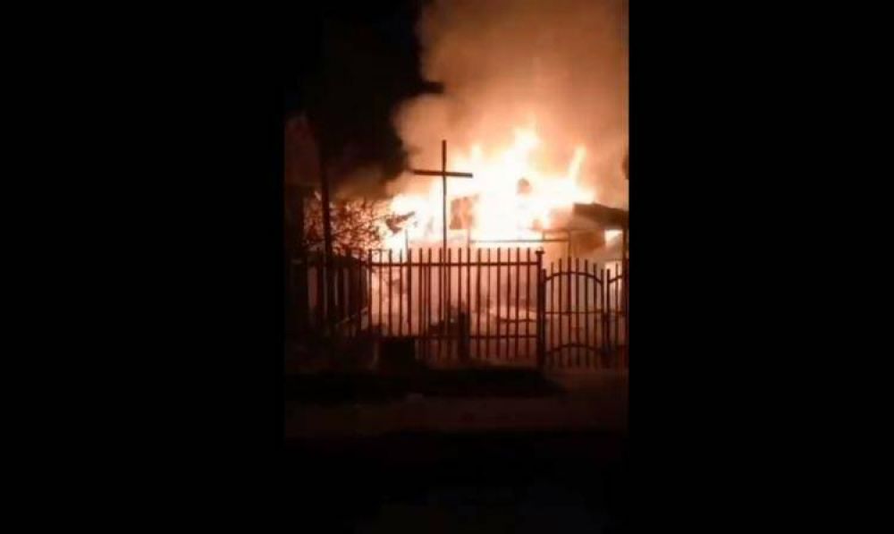 Chile: otra capilla destruida por un incendio intencional