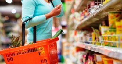 La mayor�a compra en negocios de cercan�a y no en supermercados: �d�nde es m�s barato y c�mo es la diferencia de precio en cada producto?