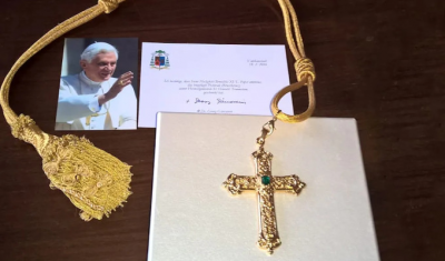 Detienen al hombre que rob� la cruz pectoral de Benedicto XVI