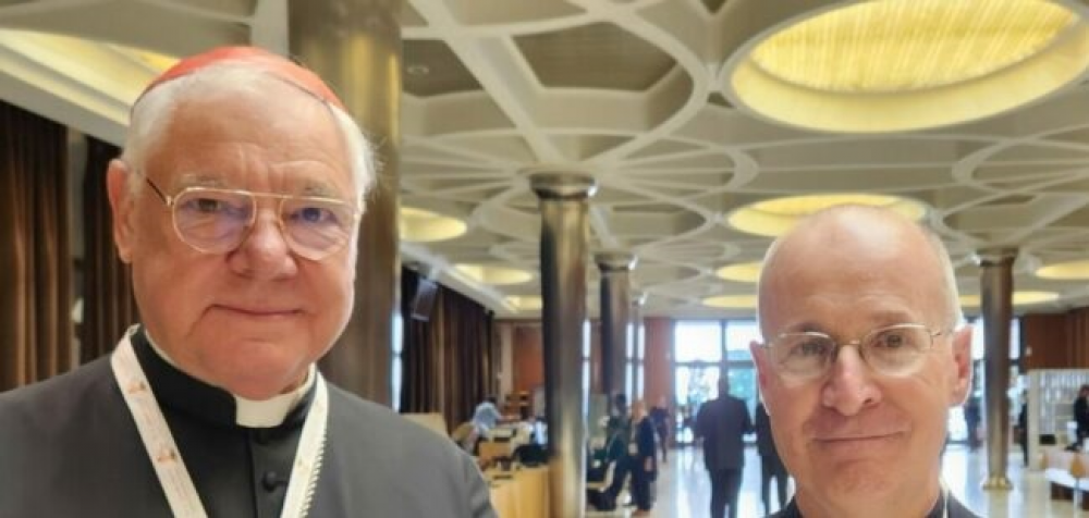 Un cardenal ultraconservador y el jesuita de la pastoral LGTBI, juntos