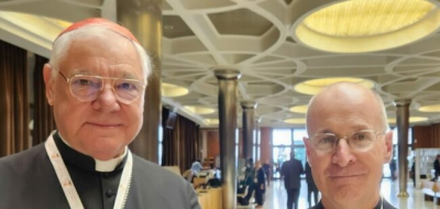 Un cardenal ultraconservador y el jesuita de la pastoral LGTBI, juntos