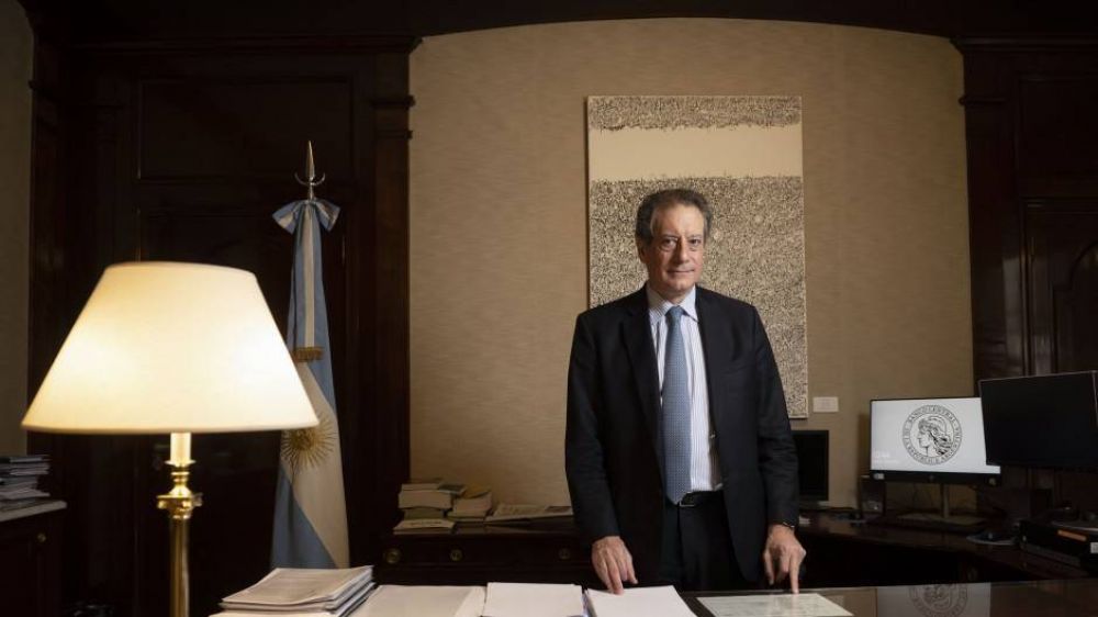 El gobierno sac� una norma para obligar a los bancos a usar los 2500 millones de d�lares que tienen afuera