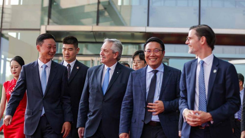 El Presidente se reuni con empresarios y el alcalde de Shanghi