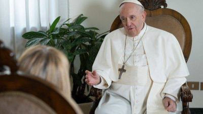 Las grandes enemigas del di�logo universal son las guerras, lament� el Papa