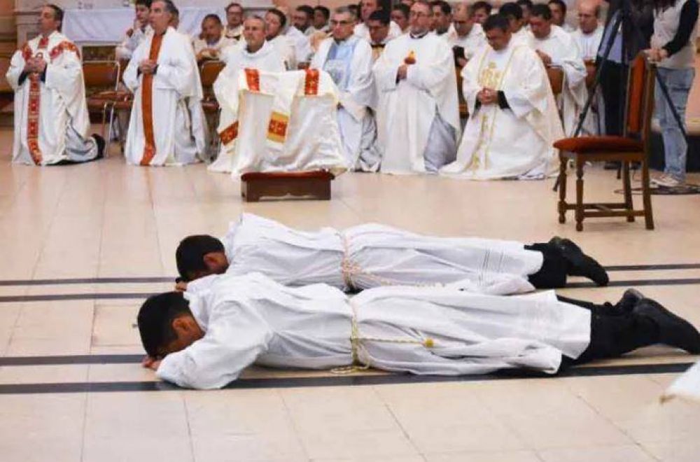 Mons. Domnguez orden dos nuevos diconos en San Rafael