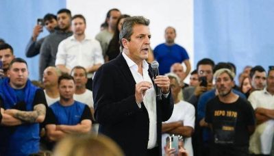 Massa cerr junto a trabajadores en una fbrica y pidi el domingo ir a votar 