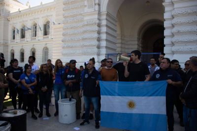 Municipales de La Plata cumplen el tercer día del paro de 72 horas y movilizaron a la Intendencia