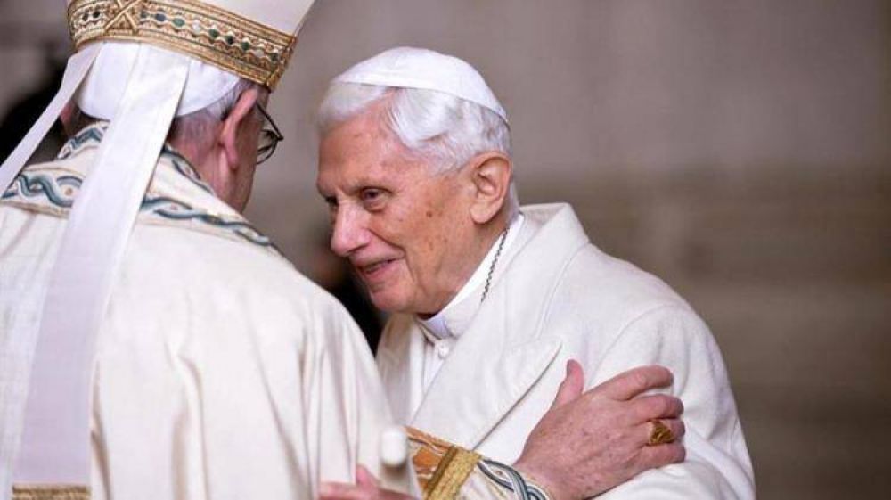 Francisco celebrar� una misa en memoria de Benedicto XVI y los obispos fallecidos