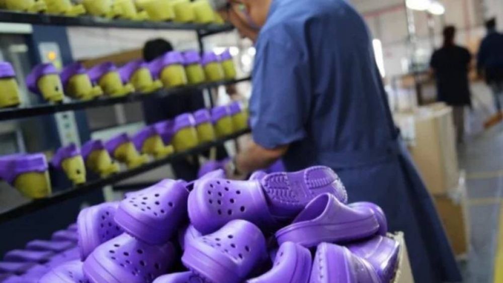 Una empresa de Saladillo ampli su planta para empezar a fabricar las Crocs