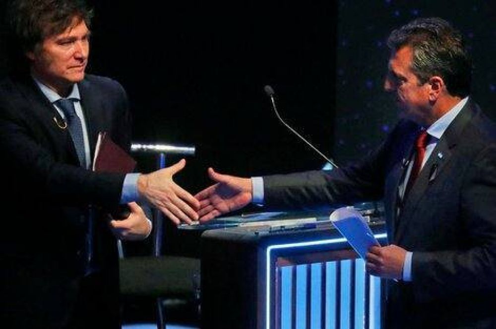 Javier Milei rompe las reglas del debate y va a leer frente a Sergio Massa