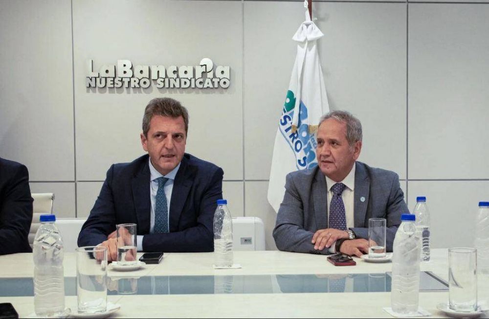 Gestos cruzados: Palazzo salud� a los bancarios en su d�a, llam� a votar a Massa en el balotaje y resalt� la eliminaci�n de Ganancias
