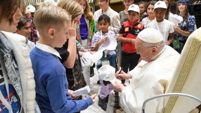El Papa y los ni�os: Hay gente que hace la guerra, nosotros trabajamos por la paz