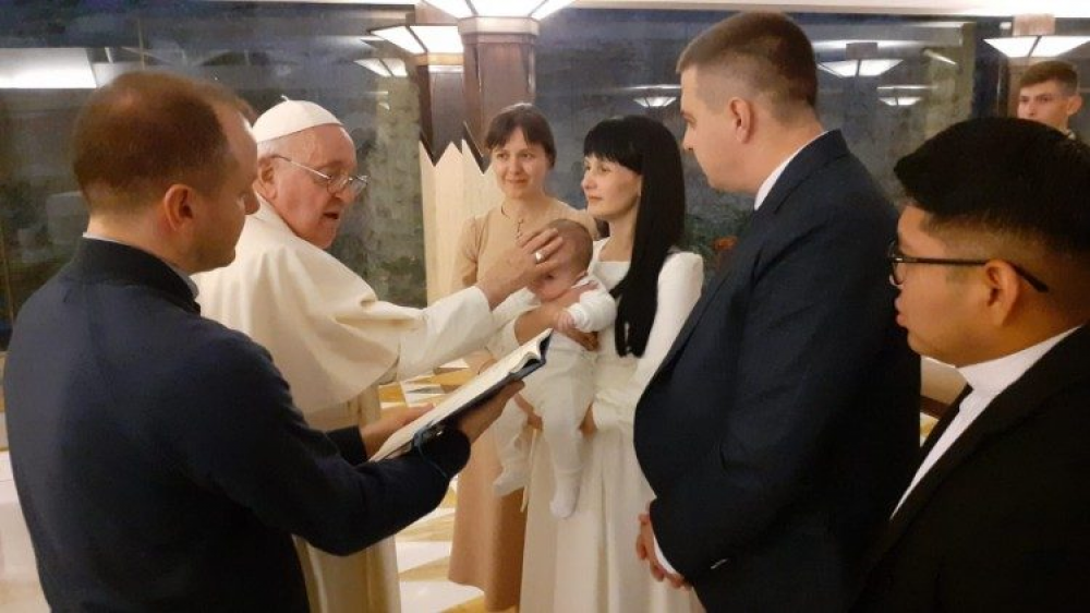 El Papa bautiza a beb� ucraniano en su residencia vaticana