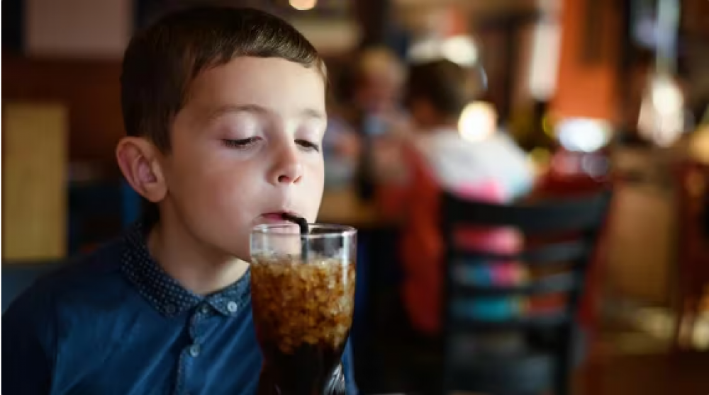 El consumo excesivo de bebidas gaseosas en la niez elevara el riesgo de adicciones en la juventud, alert un estudio