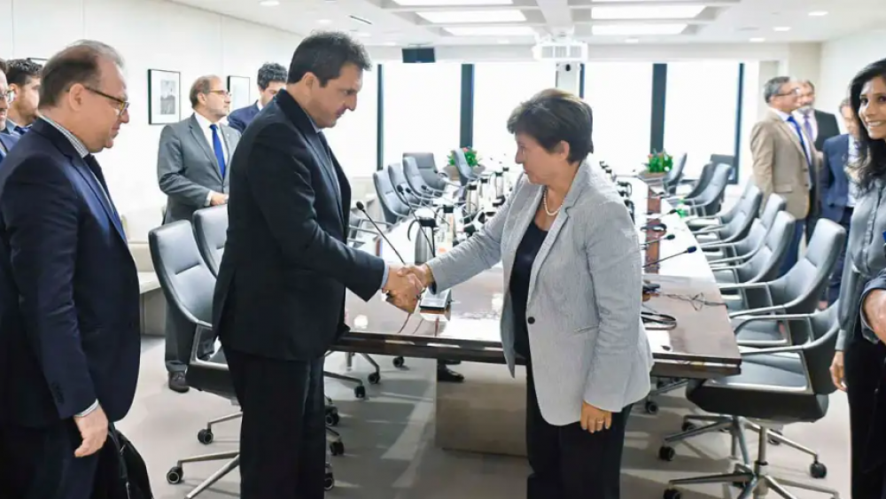 Ante el retorno del FMI a la campa�a, Massa arm� un puente con yuanes para evitar nuevas presiones