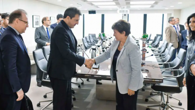 Ante el retorno del FMI a la campa�a, Massa arm� un puente con yuanes para evitar nuevas presiones