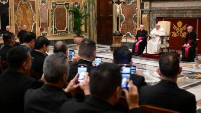 El Papa a sacerdotes: Sean curas para la gente y no oficinistas de lo sagrado