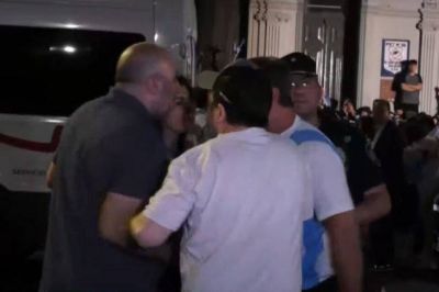 A las pi�as por una foto: Ramiro Marra y Oscar Zago se pelearon en el cierre de campa�a de Javier Milei