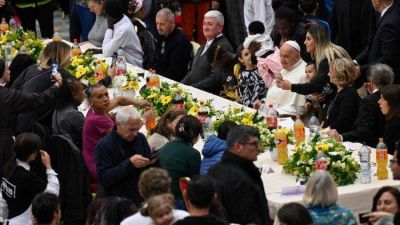 El Papa almuerza con los pobres en un inolvidable momento de amistad