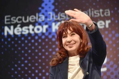 Cristina Kirchner canceló su viaje a Italia en medio de la tensión por la transición presidencial