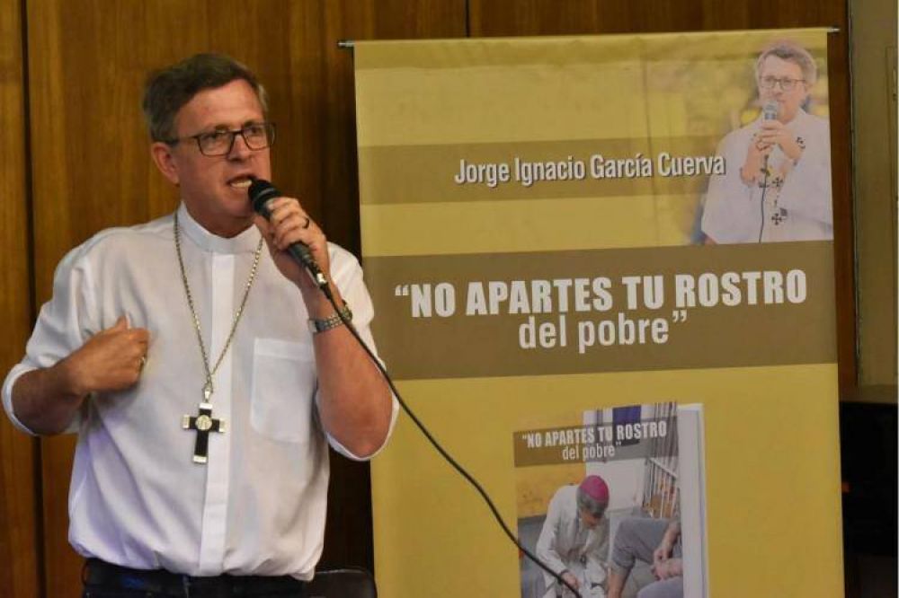 Mons. García Cuerva presentó su libro 'No apartes tu rostro del pobre'