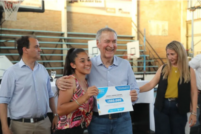 Río Cuarto: el gobernador Schiaretti entregó créditos a emprendedores y familias