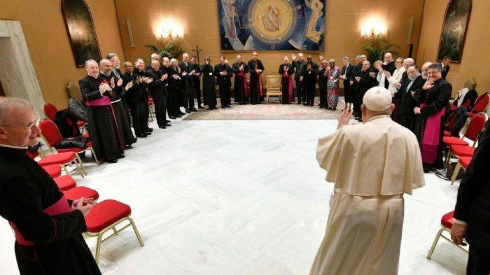 Francisco: La Iglesia es mujer, hay que 