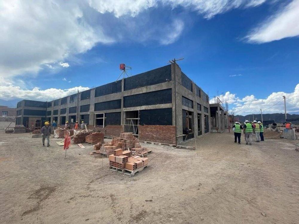 Por la confirmacin de Milei de que paralizar la obra pblica, 110 obreros fueron despedidos de la construccin del nuevo hospital de Chilecito