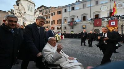 El Papa Francisco sorprendió a una multitud que homenajeaba a la Virgen María