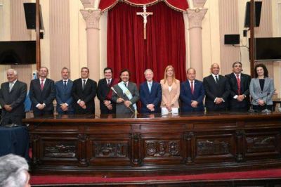 El gobernador Sáenz tomó juramento al gabinete que lo acompañará en el nuevo periodo constitucional