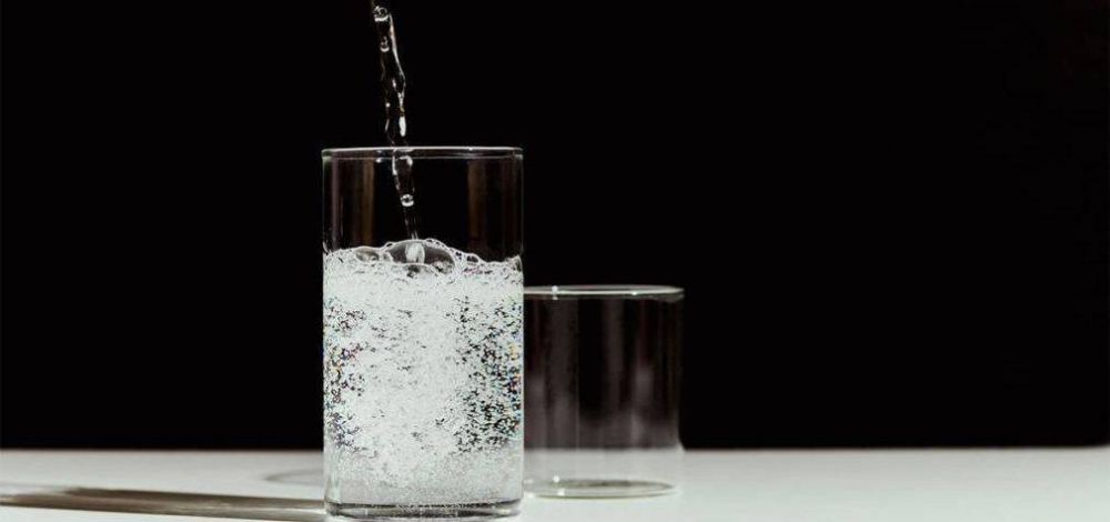 Agua con gas vs. agua sin gas: conoce cul es ms saludable
