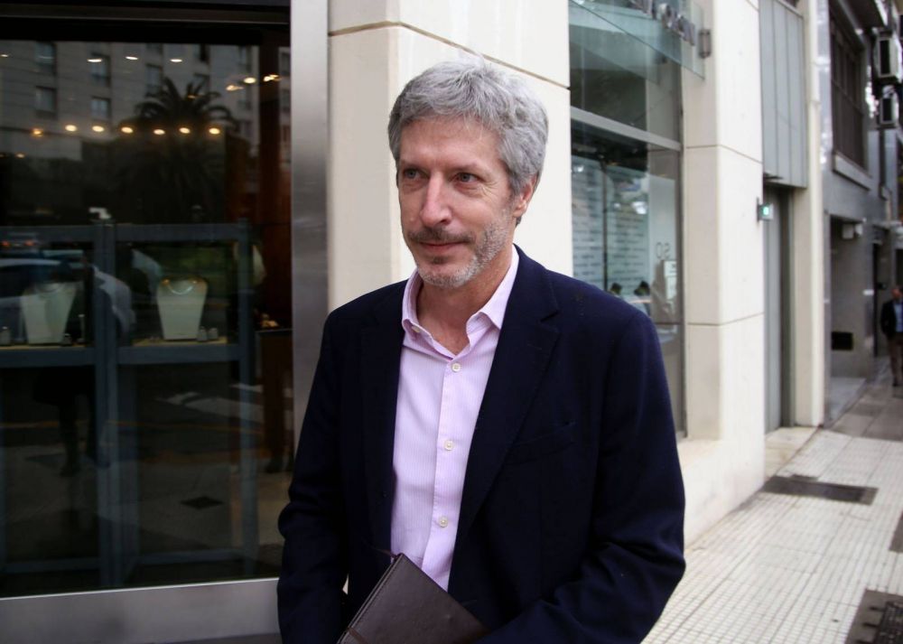 M�s devaluaci�n, tasas menores que la inflaci�n y plan para pagar la deuda de importadores