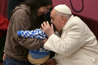El papa Francisco cumple 87 a�os y lo celebra con ni�os del centro pedi�trico del Vaticano
