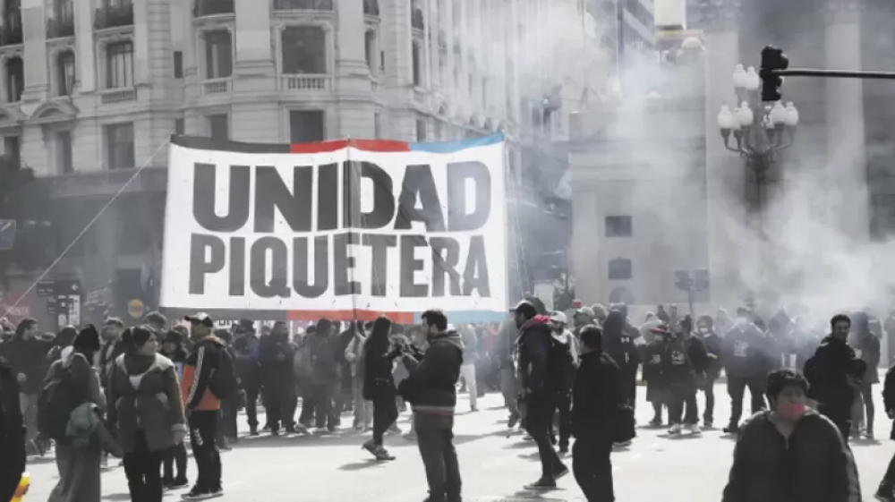 Organizaciones gremiales y sociales marchan contra el ajuste hacia Plaza de Mayo