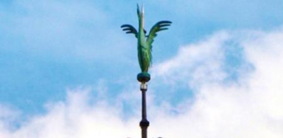 Coronan Notre-Dame con un nuevo gallo, smbolo de su resurgimiento