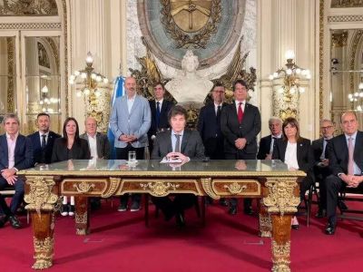 Los legisladores kirchneristas se reunieron con la CGT para definir una estrategia com�n frente al DNU de Milei