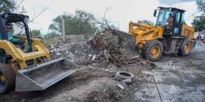 Eliminan 148 toneladas de basura que bloqueaba una calle en Villa La Tela