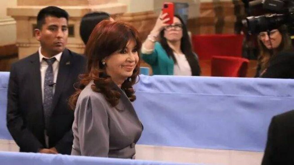 Cristina Kirchner reapareci en Aeroparque y tuvo una clida recibida de los aeronuticos