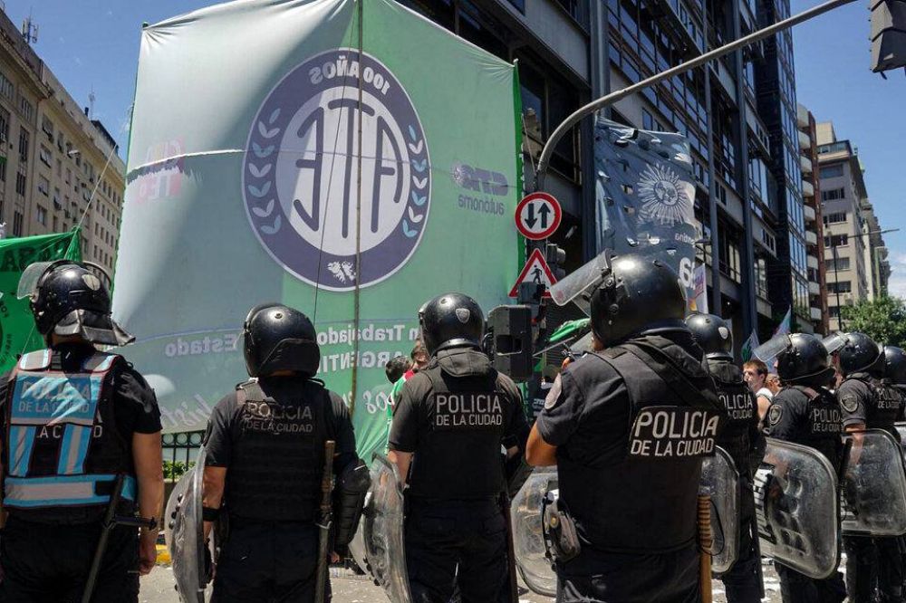 Comenz� la primera tanda de despidos masivos en el Estado y cientos de trabajadores no pueden ingresar a su lugar de trabajo
