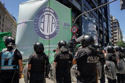Comenz� la primera tanda de despidos masivos en el Estado y cientos de trabajadores no pueden ingresar a su lugar de trabajo